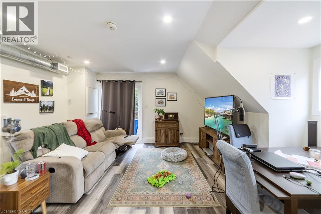 220 Caroline Street S, Hamilton, ON - Indoor Photo Showing Living Room