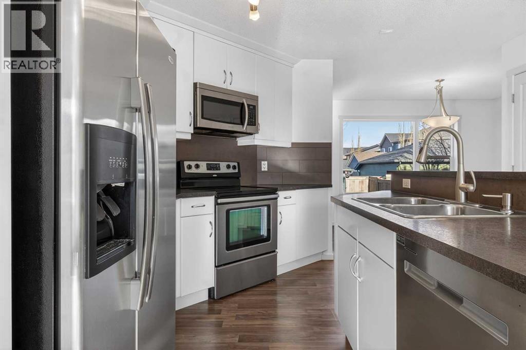 512 Evanston Drive Nw, Calgary, AB - Indoor Photo Showing Kitchen With Double Sink With Upgraded Kitchen