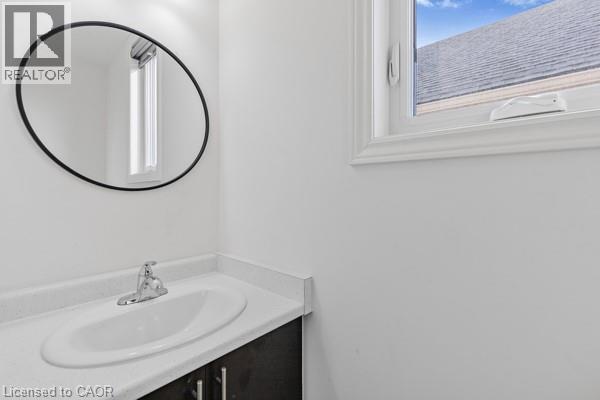 37 Delena Avenue S, Hamilton, ON - Indoor Photo Showing Bathroom