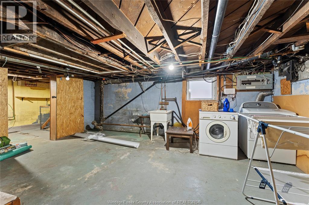 977 Gladstone, Windsor, ON - Indoor Photo Showing Laundry Room