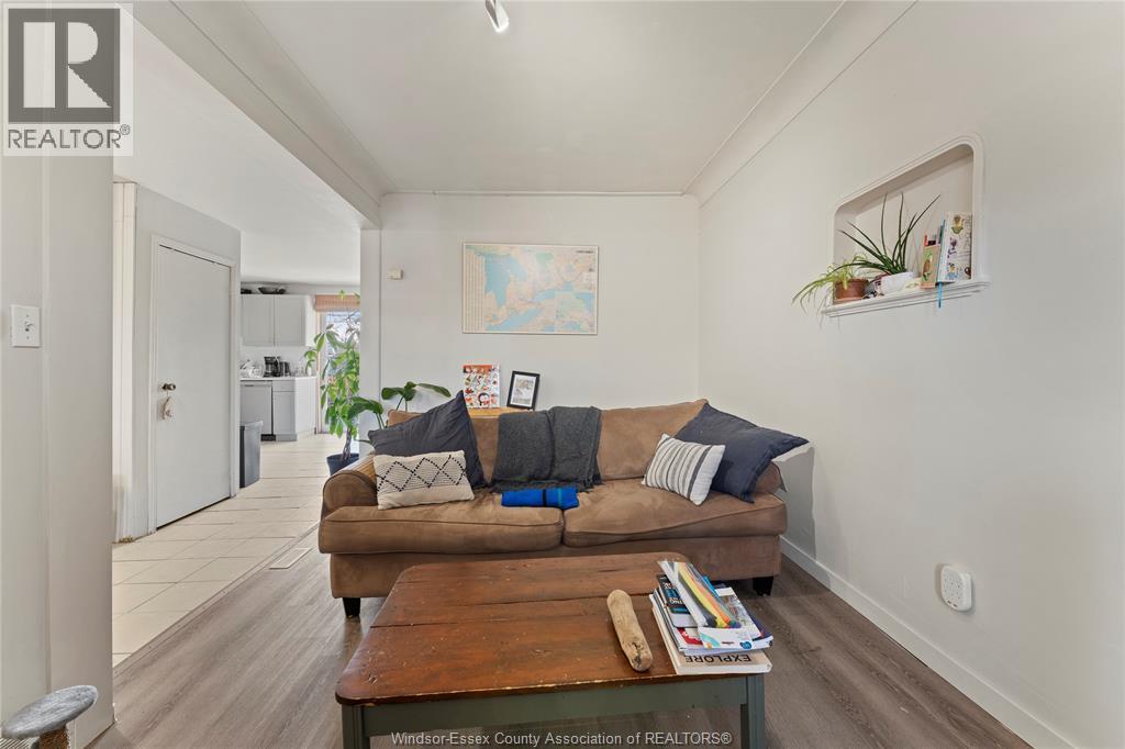 977 Gladstone, Windsor, ON - Indoor Photo Showing Living Room