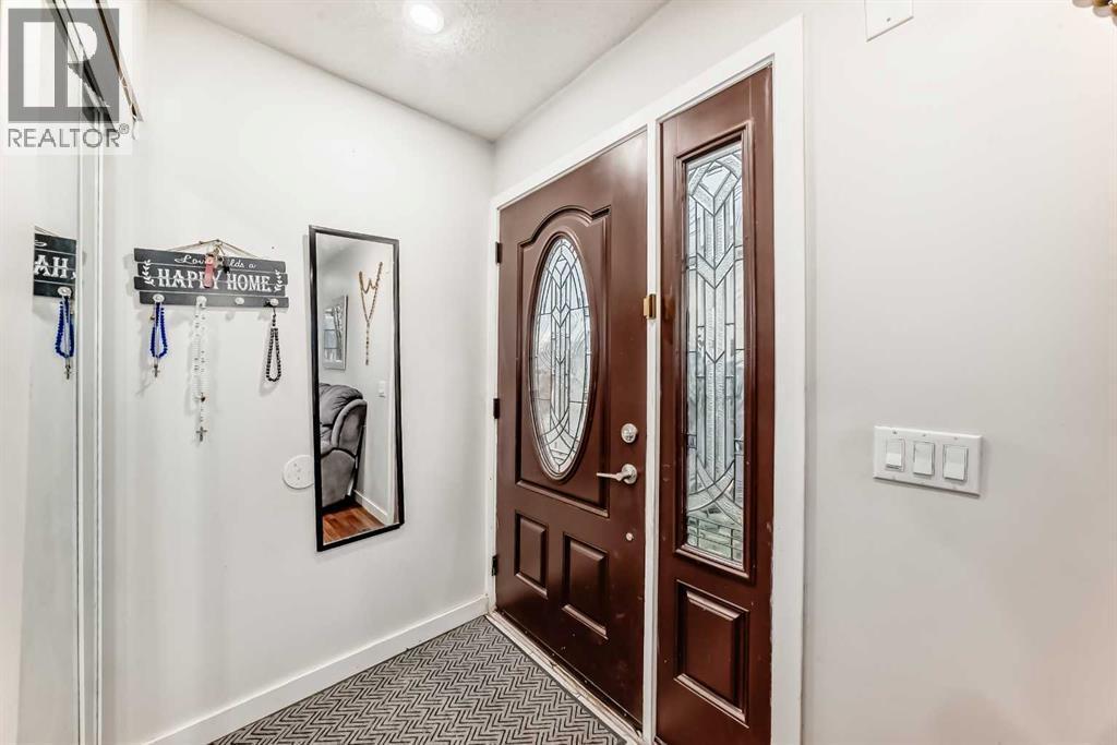 Entrance way - 707 Malvern Drive Ne, Calgary, AB - Indoor Photo Showing Other Room
