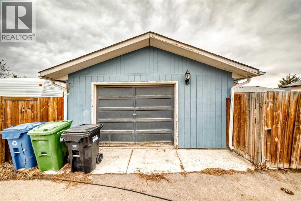 Garage Back lane - 707 Malvern Drive Ne, Calgary, AB - Outdoor With Exterior