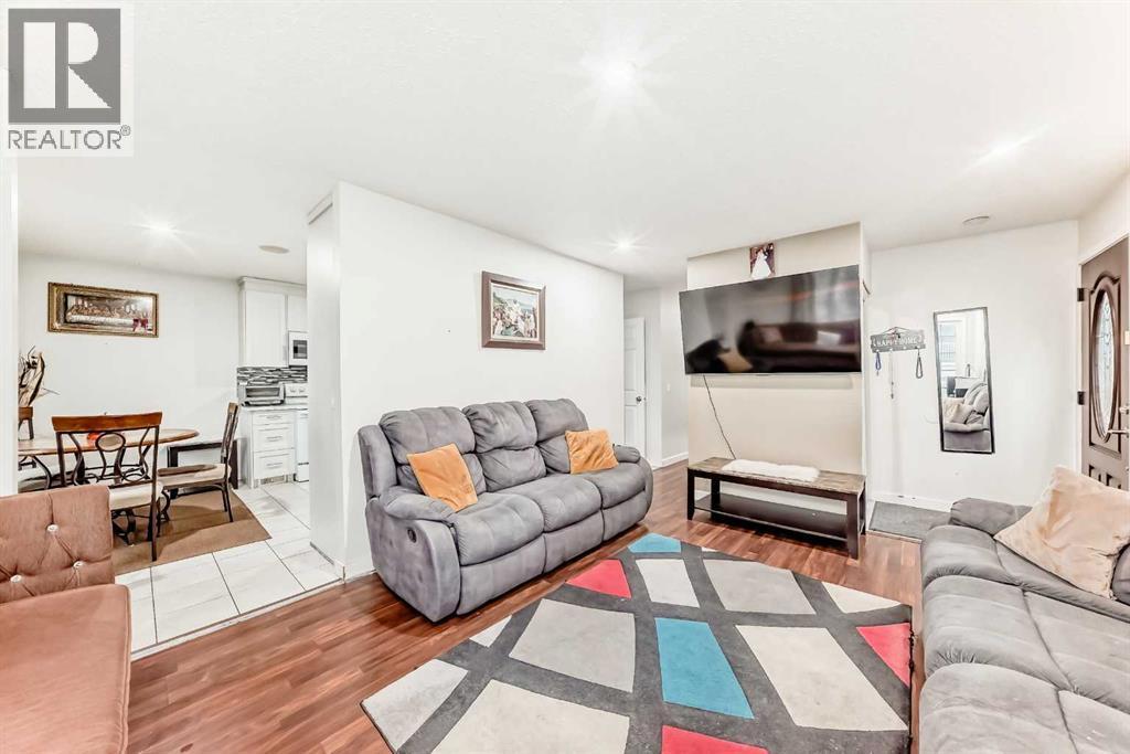 living room - 707 Malvern Drive Ne, Calgary, AB - Indoor Photo Showing Living Room