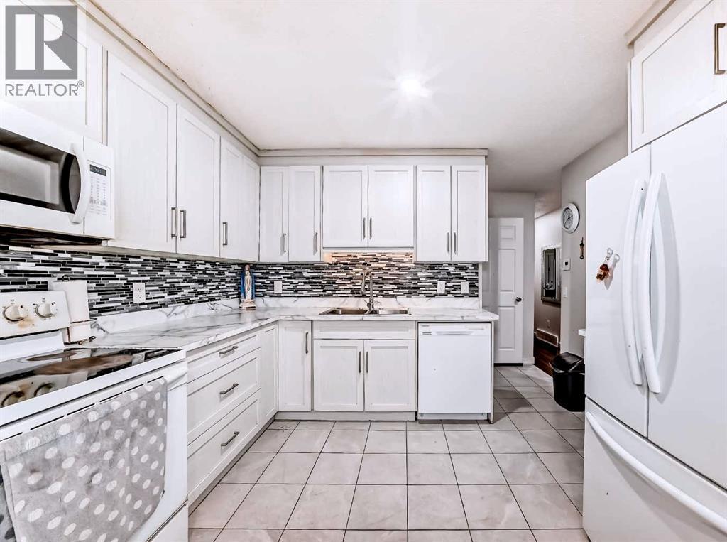 Kitchen 2 - 707 Malvern Drive Ne, Calgary, AB - Indoor Photo Showing Kitchen With Double Sink