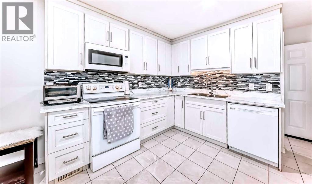 Kitchen full angle - 707 Malvern Drive Ne, Calgary, AB - Indoor Photo Showing Kitchen With Double Sink