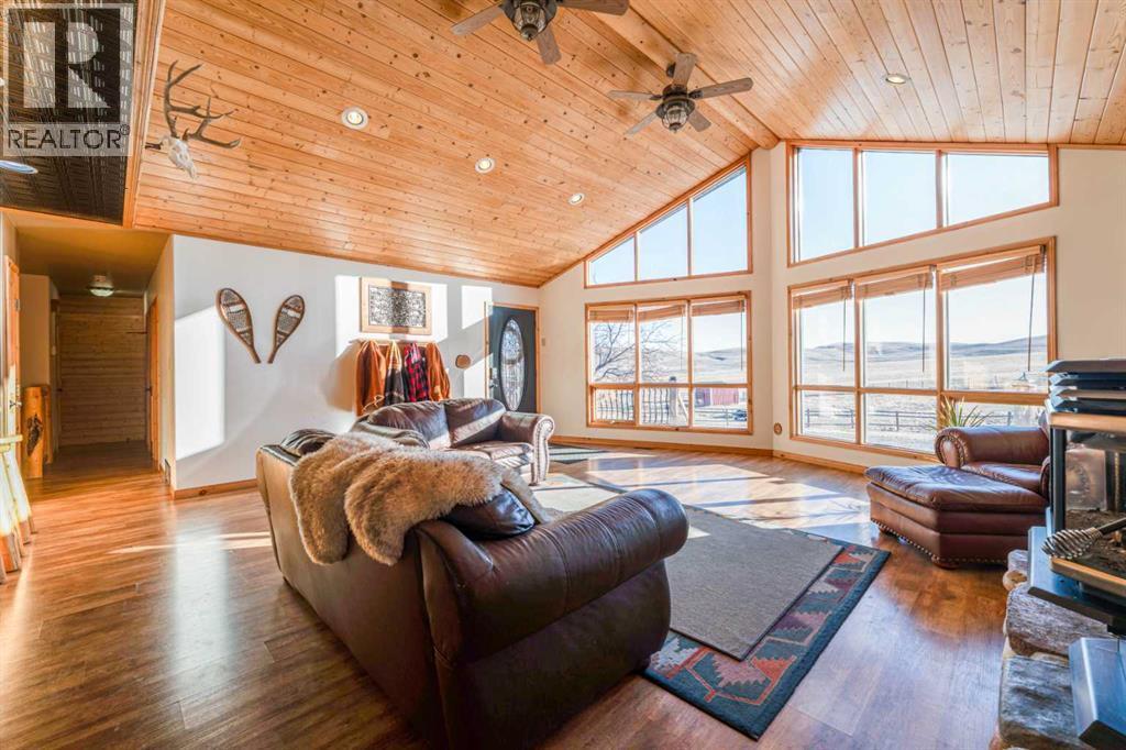 21054 A Range Road 264, Cardston, AB - Indoor Photo Showing Living Room