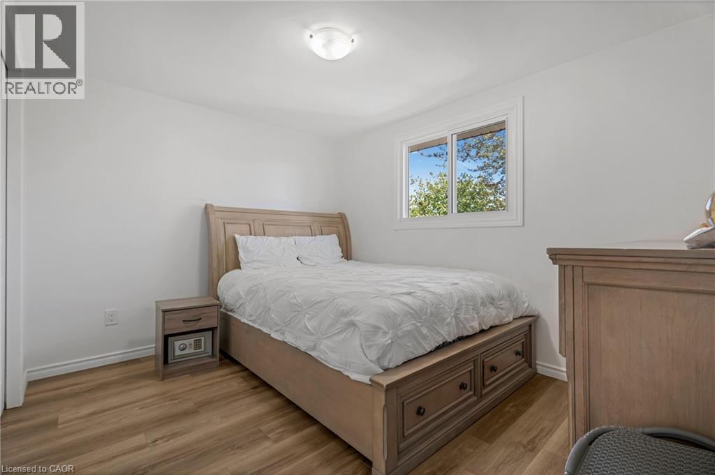 879 Upper Sherman Avenue, Hamilton, ON - Indoor Photo Showing Bedroom