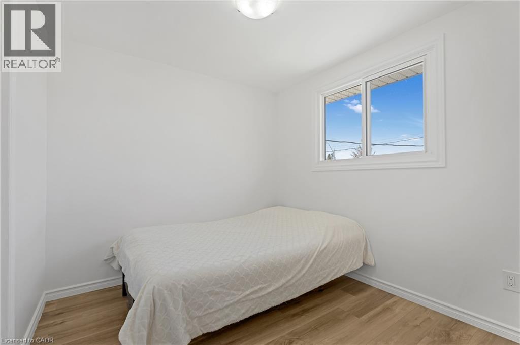879 Upper Sherman Avenue, Hamilton, ON - Indoor Photo Showing Bedroom