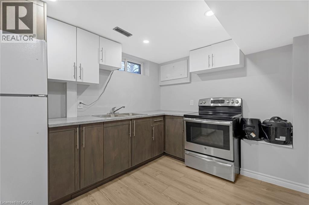879 Upper Sherman Avenue, Hamilton, ON - Indoor Photo Showing Kitchen