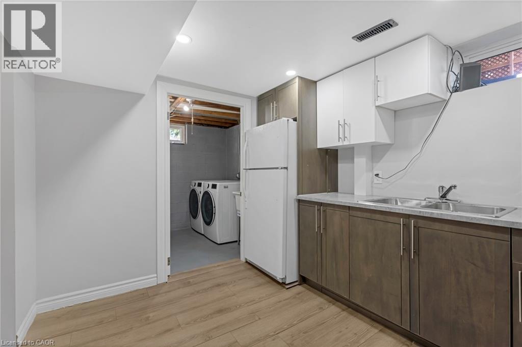 879 Upper Sherman Avenue, Hamilton, ON - Indoor Photo Showing Laundry Room
