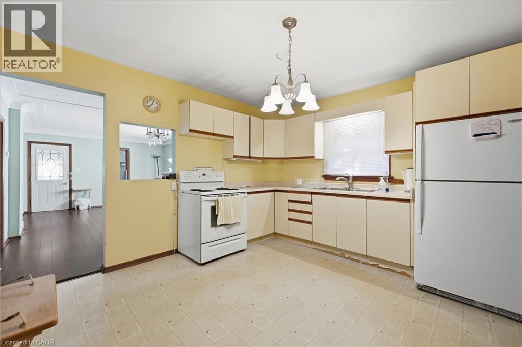 4741 First Avenue, Niagara Falls, ON - Indoor Photo Showing Kitchen