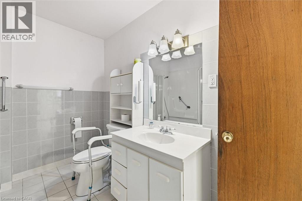 4741 First Avenue, Niagara Falls, ON - Indoor Photo Showing Bathroom