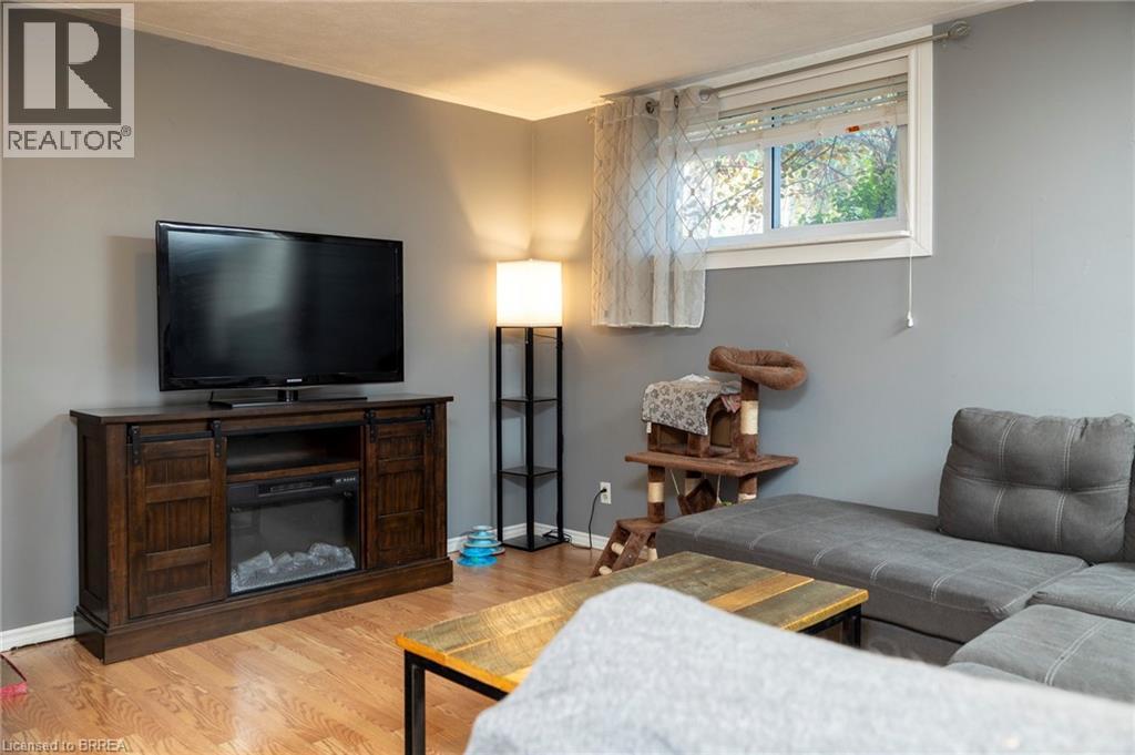 976 Mcdowell Road E, Simcoe, ON - Indoor Photo Showing Living Room