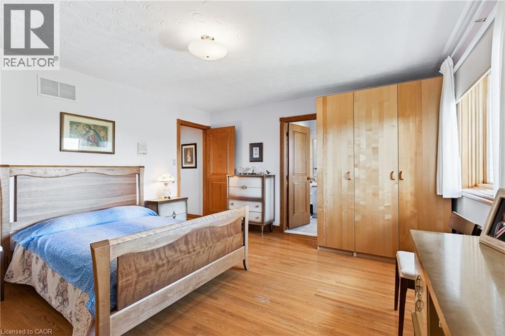 Bedroom featuring light wood-type flooring - 79 Maple Drive, Hamilton, ON - Indoor Photo Showing Bedroom