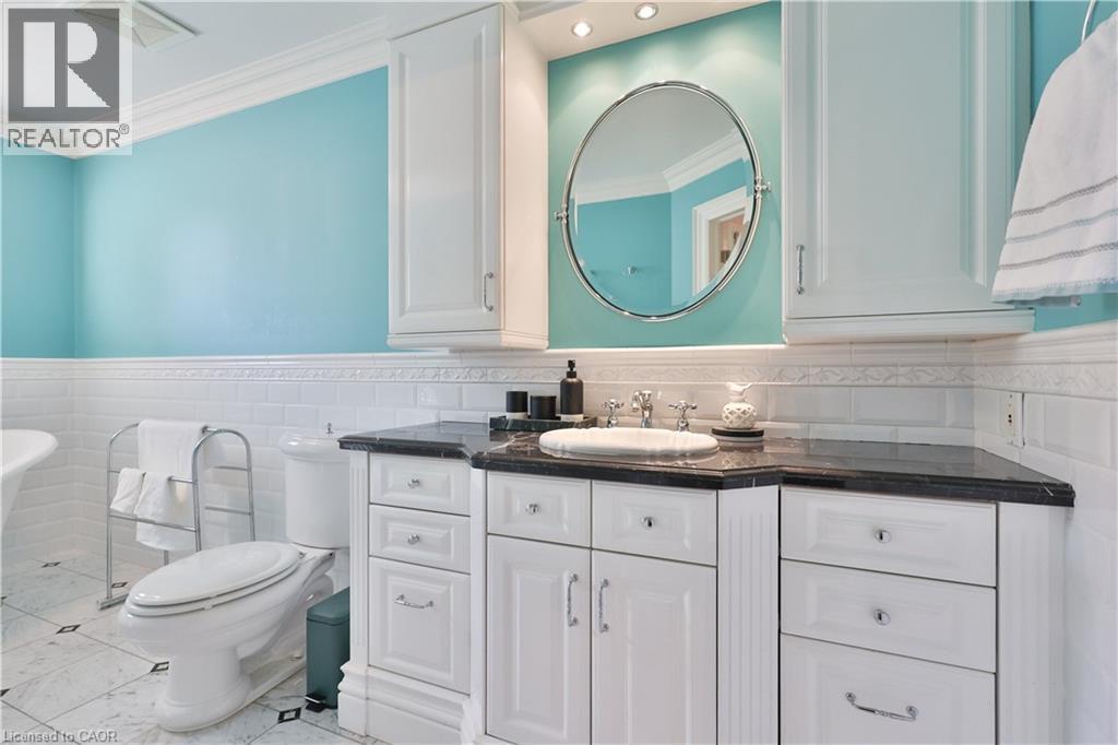 342 Pomona Avenue, Burlington, ON - Indoor Photo Showing Bathroom