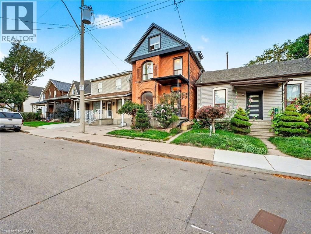 Victorian house with brick siding - 23 Oak Avenue, Hamilton, ON - Outdoor With Facade