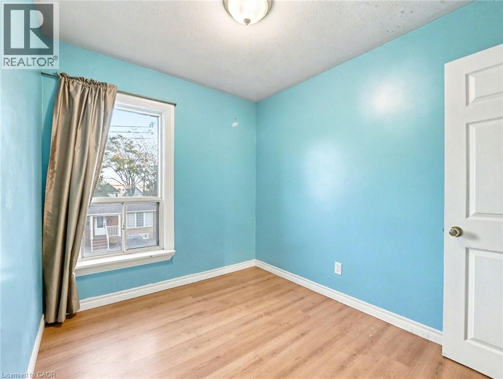 Unfurnished room with light wood finished floors and baseboards - 23 Oak Avenue, Hamilton, ON - Indoor Photo Showing Other Room