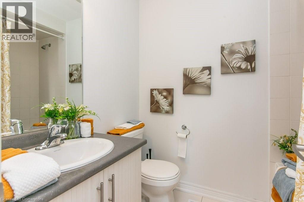 Primary Ensuite Bathroom with vanity and a shower with curtain - 386 Linden Drive, Cambridge, ON - Indoor Photo Showing Bathroom