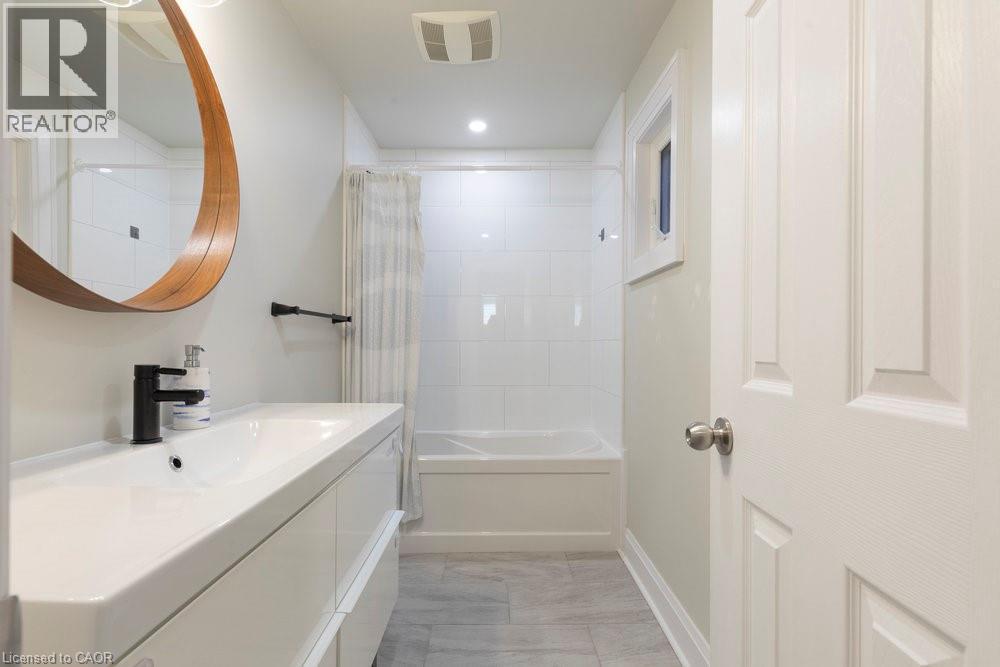 35 Ferrie Street W, Hamilton, ON - Indoor Photo Showing Bathroom