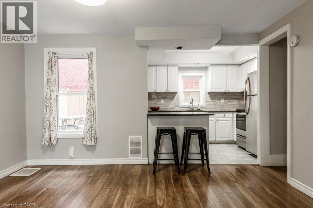 35 Ferrie Street W, Hamilton, ON - Indoor Photo Showing Kitchen