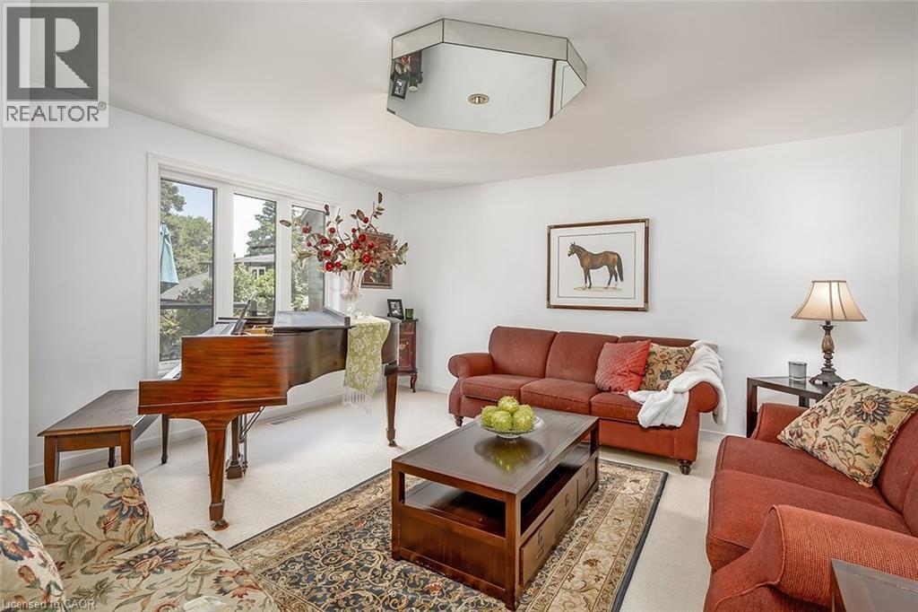 275 Alexander Court, Burlington, ON - Indoor Photo Showing Living Room
