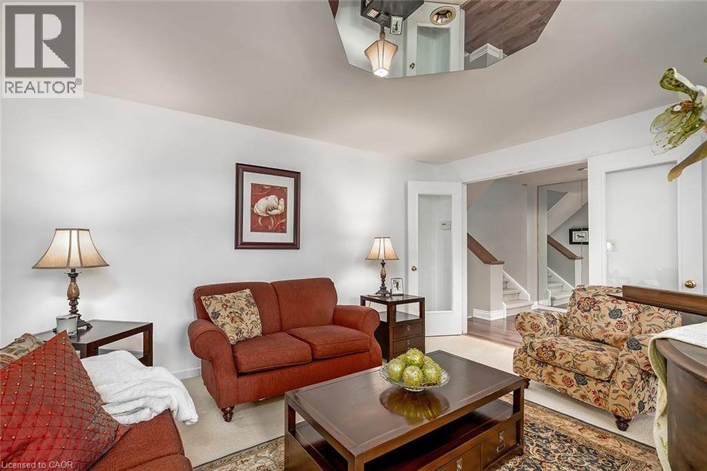 275 Alexander Court, Burlington, ON - Indoor Photo Showing Living Room