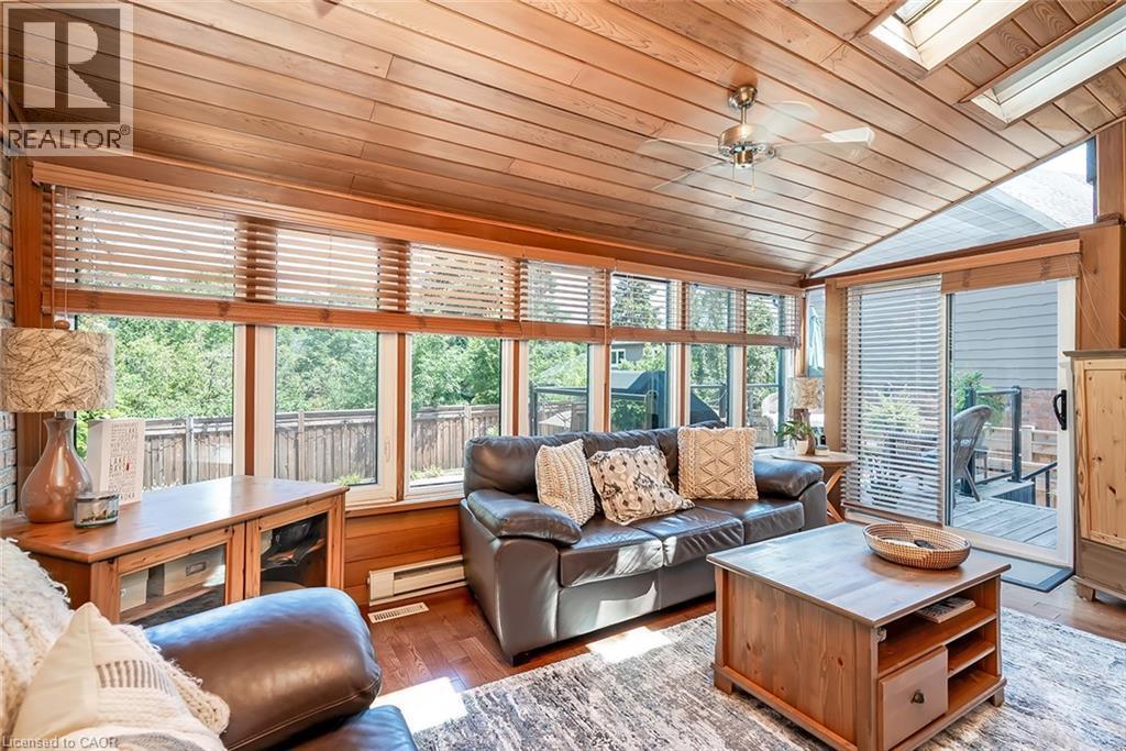 275 Alexander Court, Burlington, ON - Indoor Photo Showing Living Room