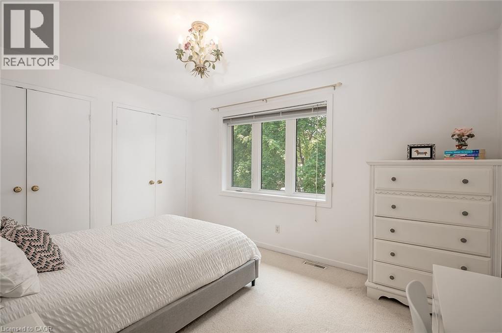 275 Alexander Court, Burlington, ON - Indoor Photo Showing Bedroom