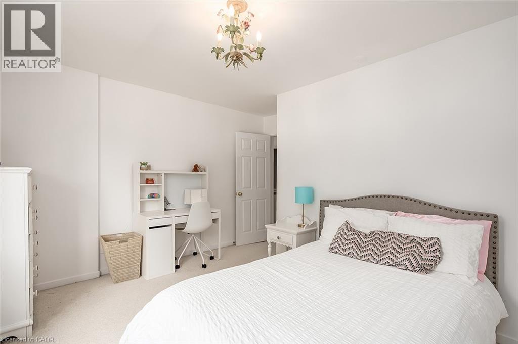 275 Alexander Court, Burlington, ON - Indoor Photo Showing Bedroom