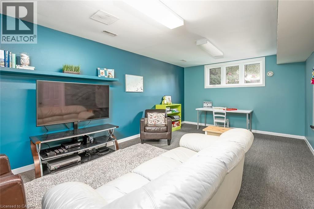 275 Alexander Court, Burlington, ON - Indoor Photo Showing Bedroom