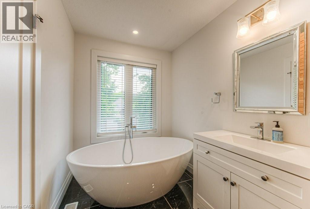 81 Fifth Avenue, Kitchener, ON - Indoor Photo Showing Bathroom