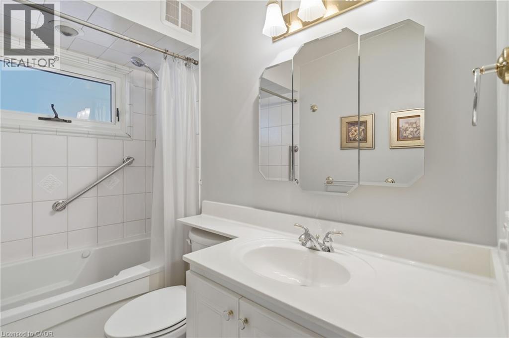 106 Fielding Crescent, Hamilton, ON - Indoor Photo Showing Bathroom