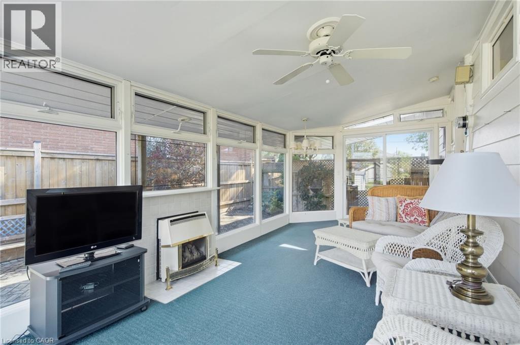 106 Fielding Crescent, Hamilton, ON - Indoor Photo Showing Living Room With Fireplace