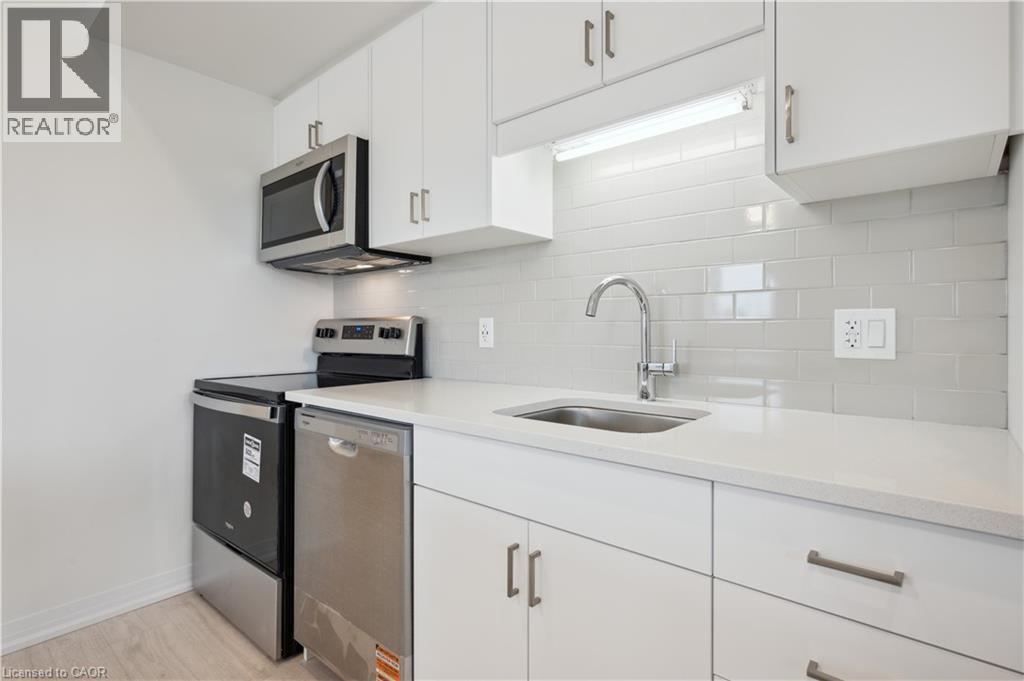 15 Stauffer Woods Trail Unit# B6, Kitchener, ON - Indoor Photo Showing Kitchen With Upgraded Kitchen