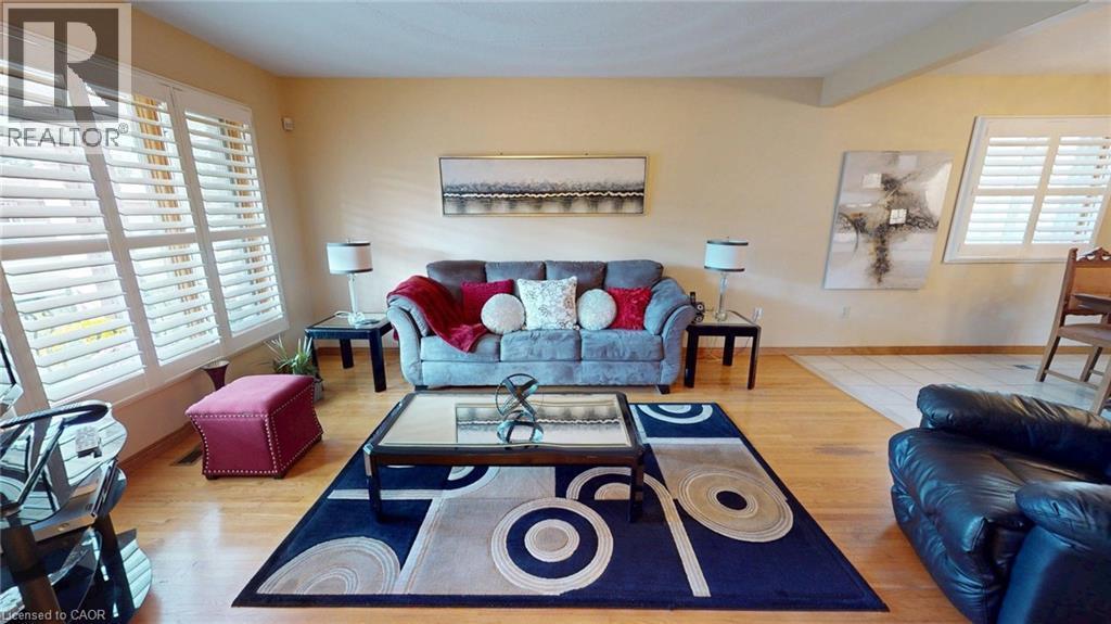 140 Donn Avenue, Hamilton, ON - Indoor Photo Showing Living Room