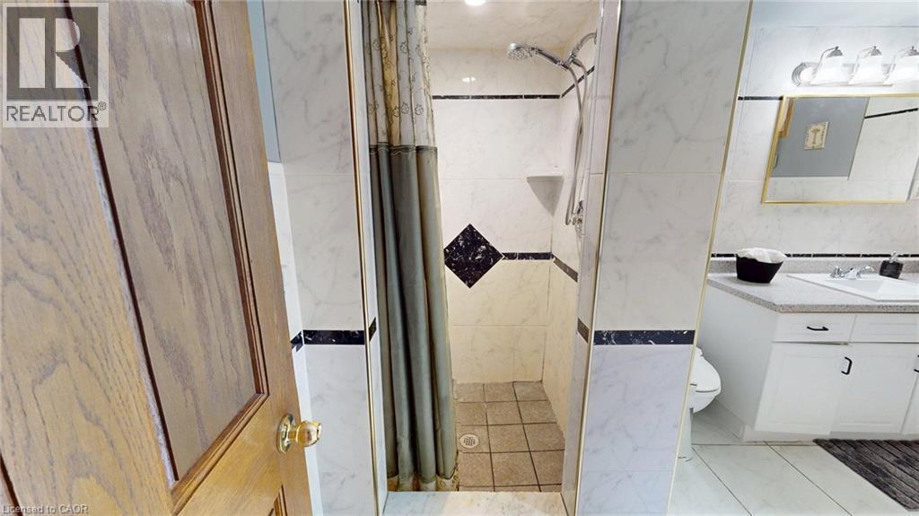 140 Donn Avenue, Hamilton, ON - Indoor Photo Showing Bathroom