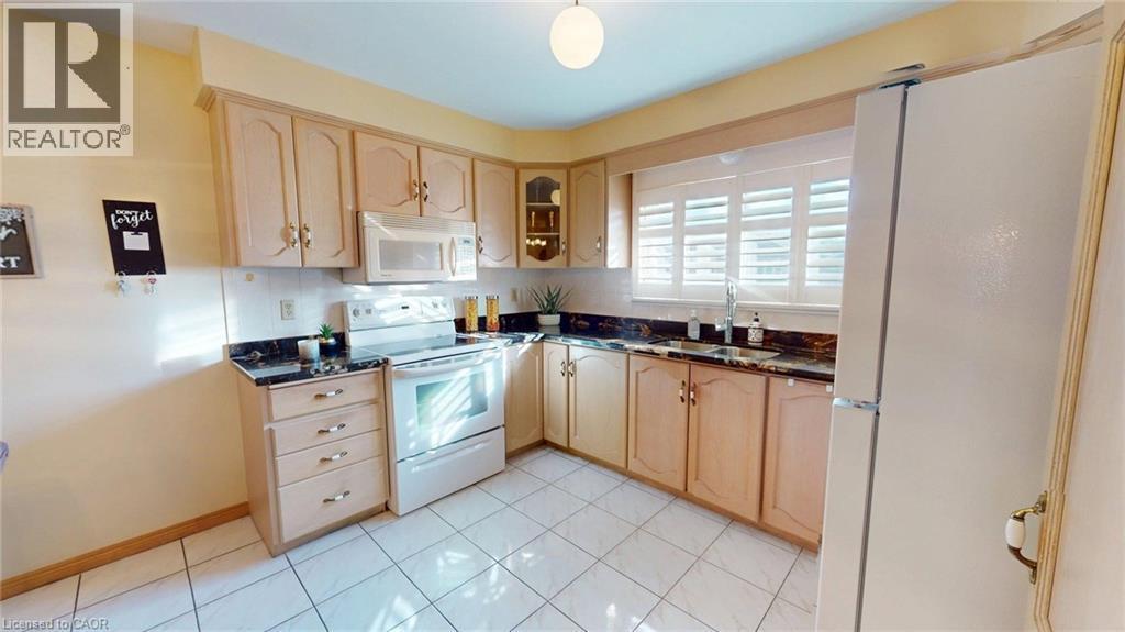140 Donn Avenue, Hamilton, ON - Indoor Photo Showing Kitchen
