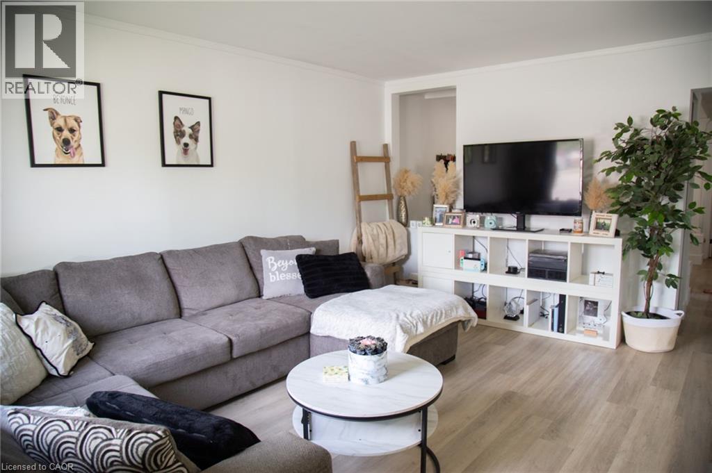 948 Mcdowell Road E, Simcoe, ON - Indoor Photo Showing Living Room