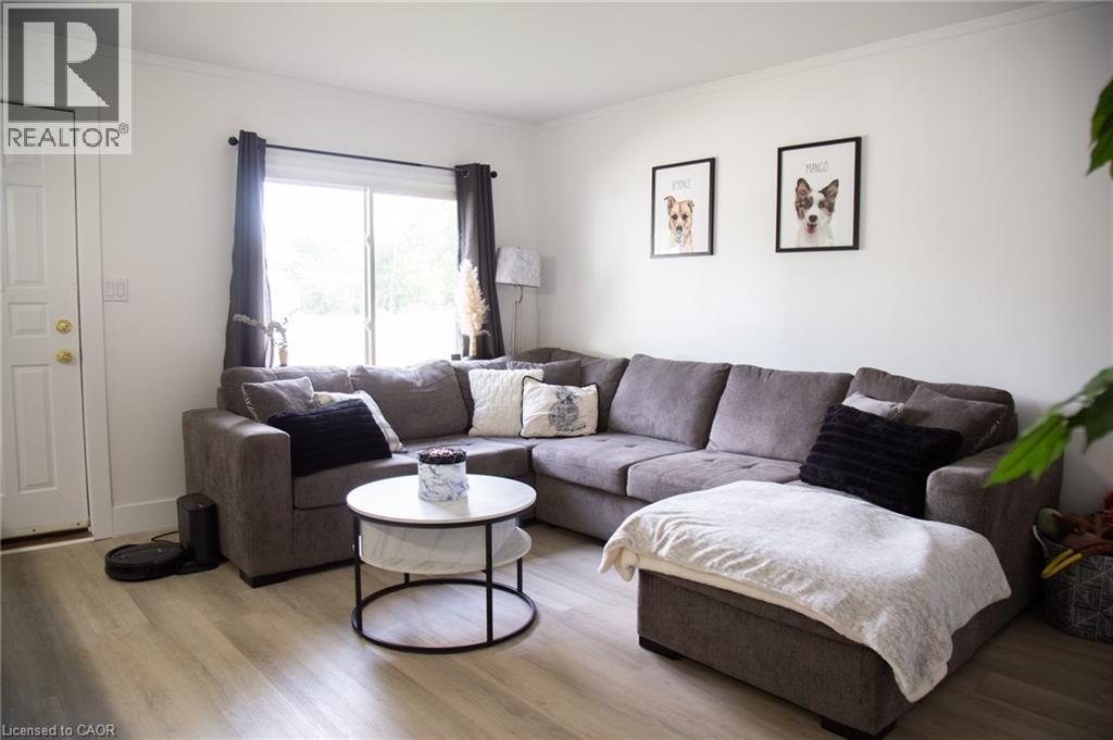 948 Mcdowell Road E, Simcoe, ON - Indoor Photo Showing Living Room