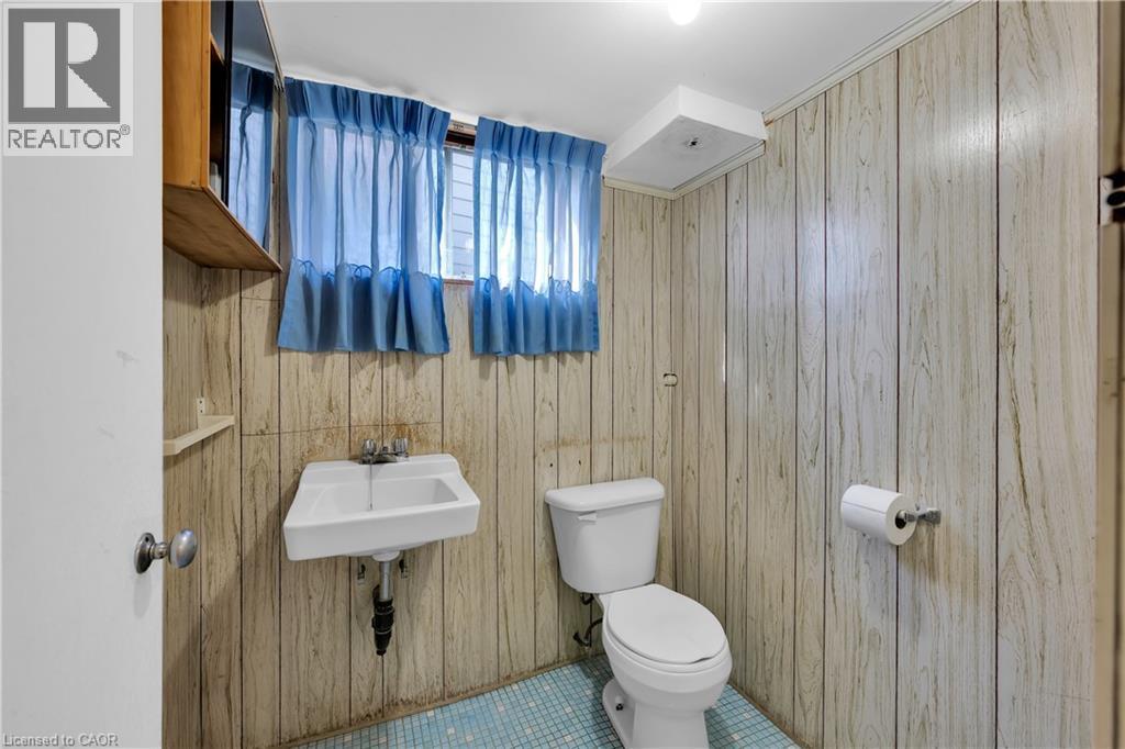 112 Purdy Crescent, Hamilton, ON - Indoor Photo Showing Bathroom