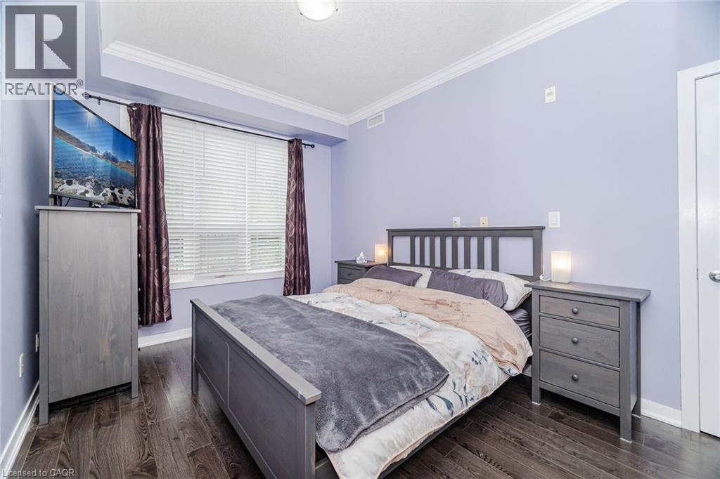 Bedroom with crown molding and dark wood-style flooring - 5317 Upper Middle Road Unit# 112, Burlington, ON - Indoor Photo Showing Bedroom
