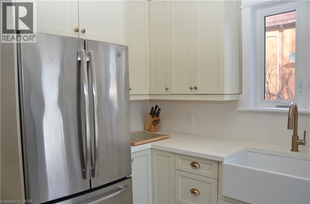 25 Fairmount Avenue, Hamilton, ON - Indoor Photo Showing Kitchen