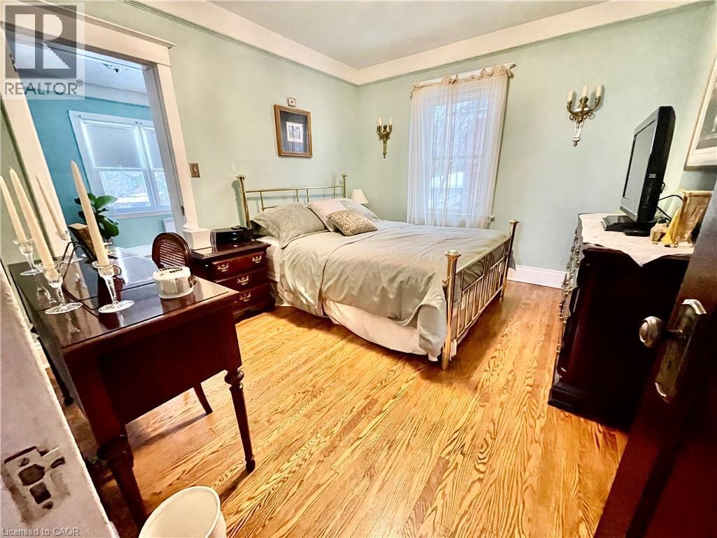 Primary bedroom - 25 Fairmount Avenue, Hamilton, ON - Indoor Photo Showing Bedroom