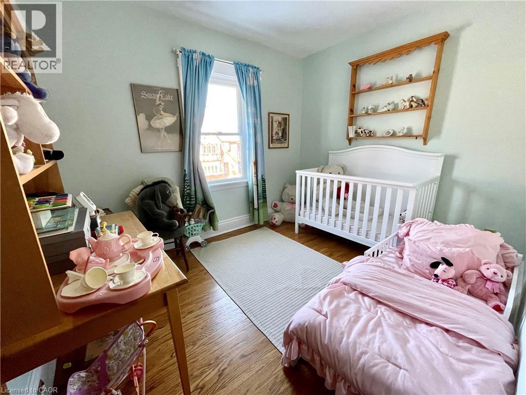 25 Fairmount Avenue, Hamilton, ON - Indoor Photo Showing Bedroom