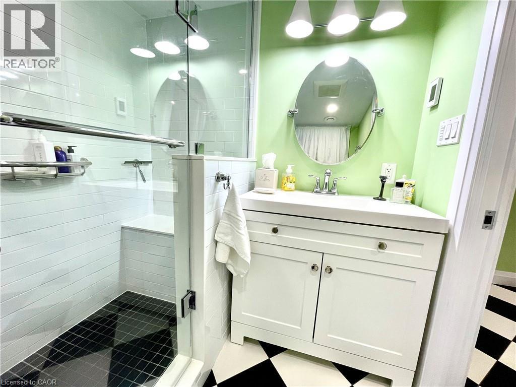 Lower level bathroom, heated floors and seat in shower - 25 Fairmount Avenue, Hamilton, ON - Indoor Photo Showing Bathroom
