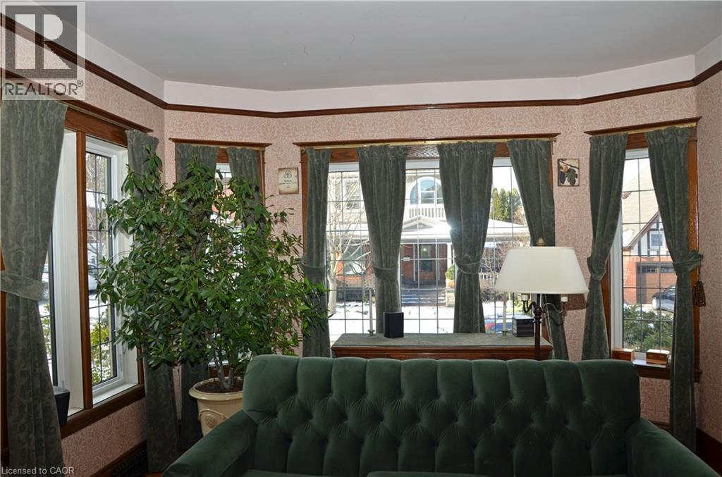 Wall to wall windows for lots of natural light - 25 Fairmount Avenue, Hamilton, ON - Indoor