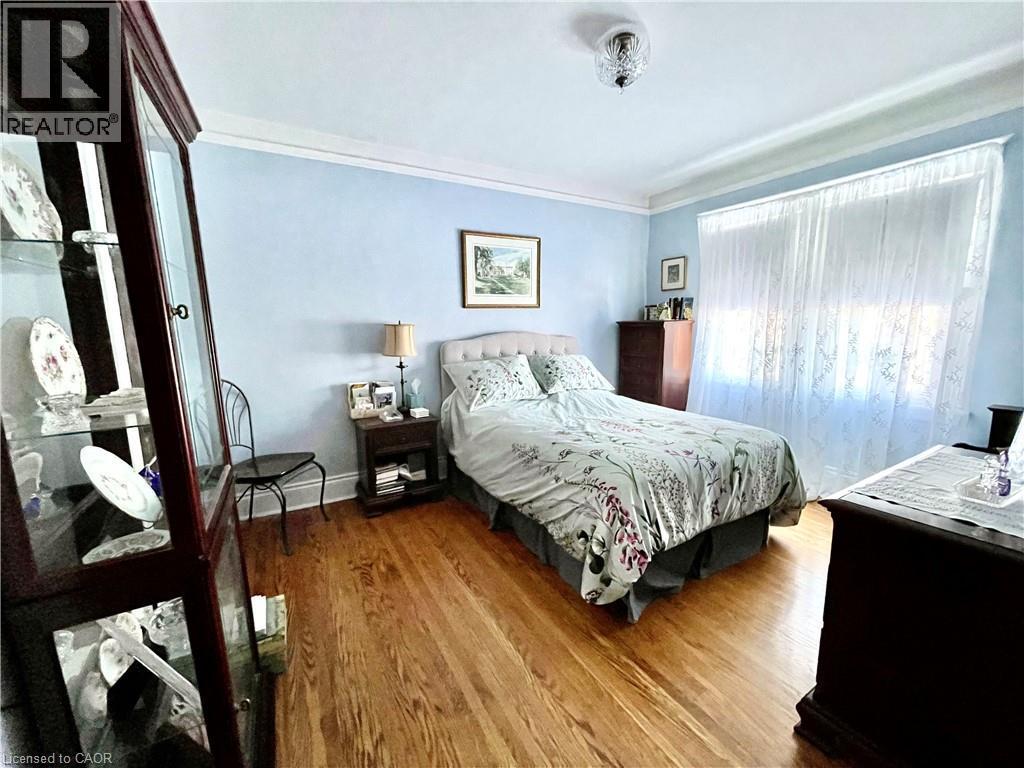 25 Fairmount Avenue, Hamilton, ON - Indoor Photo Showing Bedroom