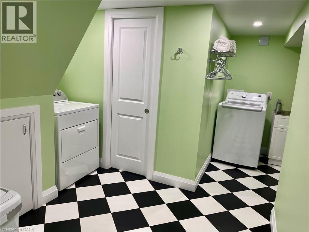 25 Fairmount Avenue, Hamilton, ON - Indoor Photo Showing Laundry Room
