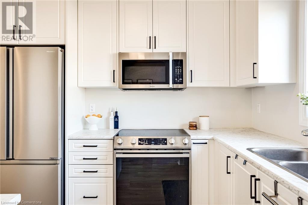 26 Bentgrass Drive, Welland, ON - Indoor Photo Showing Kitchen With Double Sink